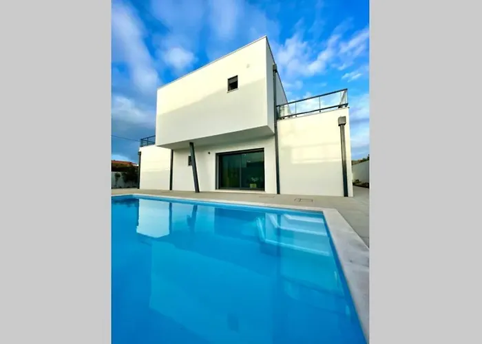 New And Modern 3 Bedroom Villa With Private Heated Pool Near Nazare