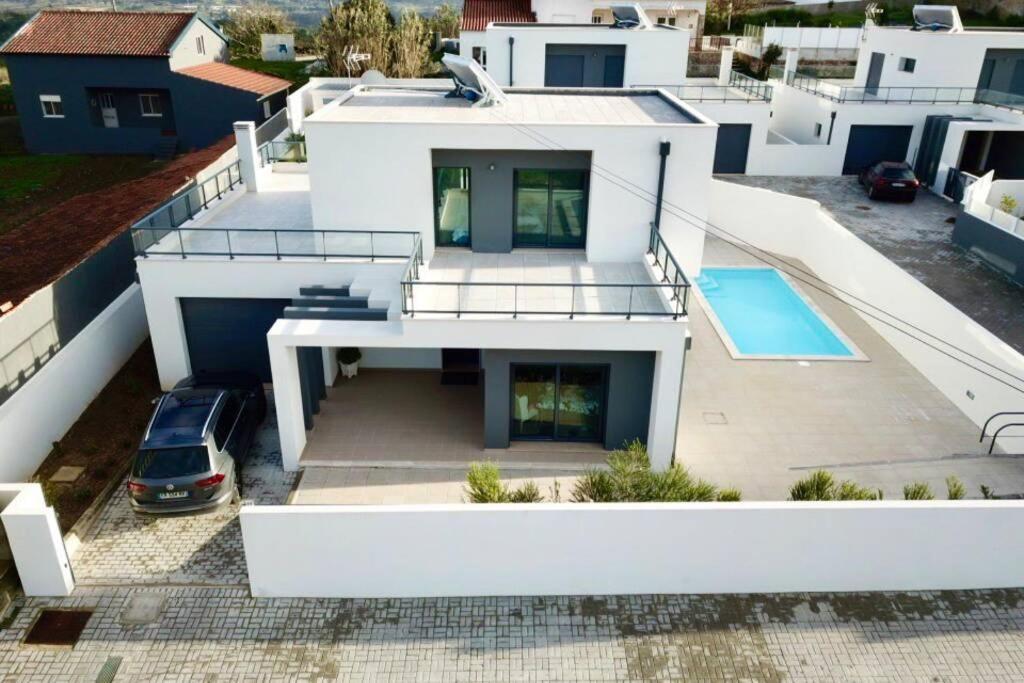 New&modern 3 Bedroom With Private Heated Pool Near Nazaré *
